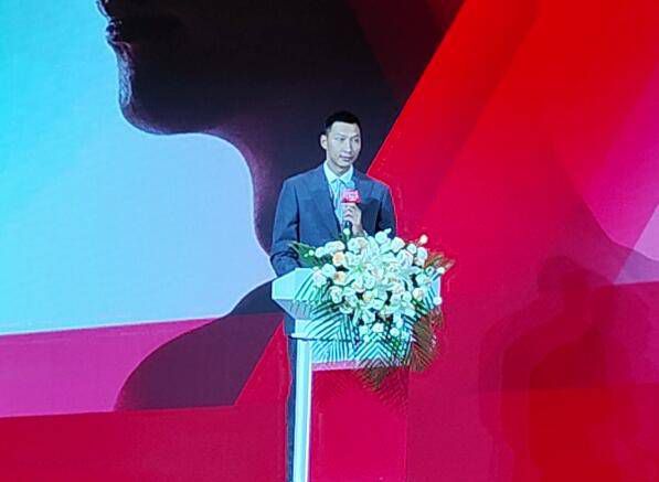东北方的香港首当其冲，为船民登陆目的地之一;到了香港等候移民美法等国。